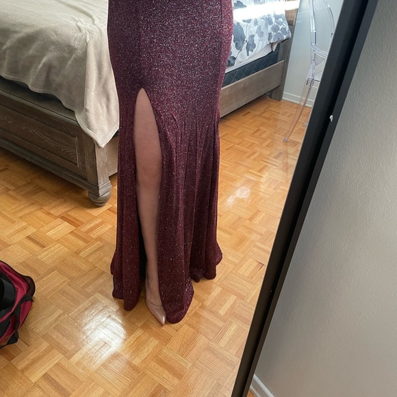 Burgundy gown with leg slit - Picture 6 of 6